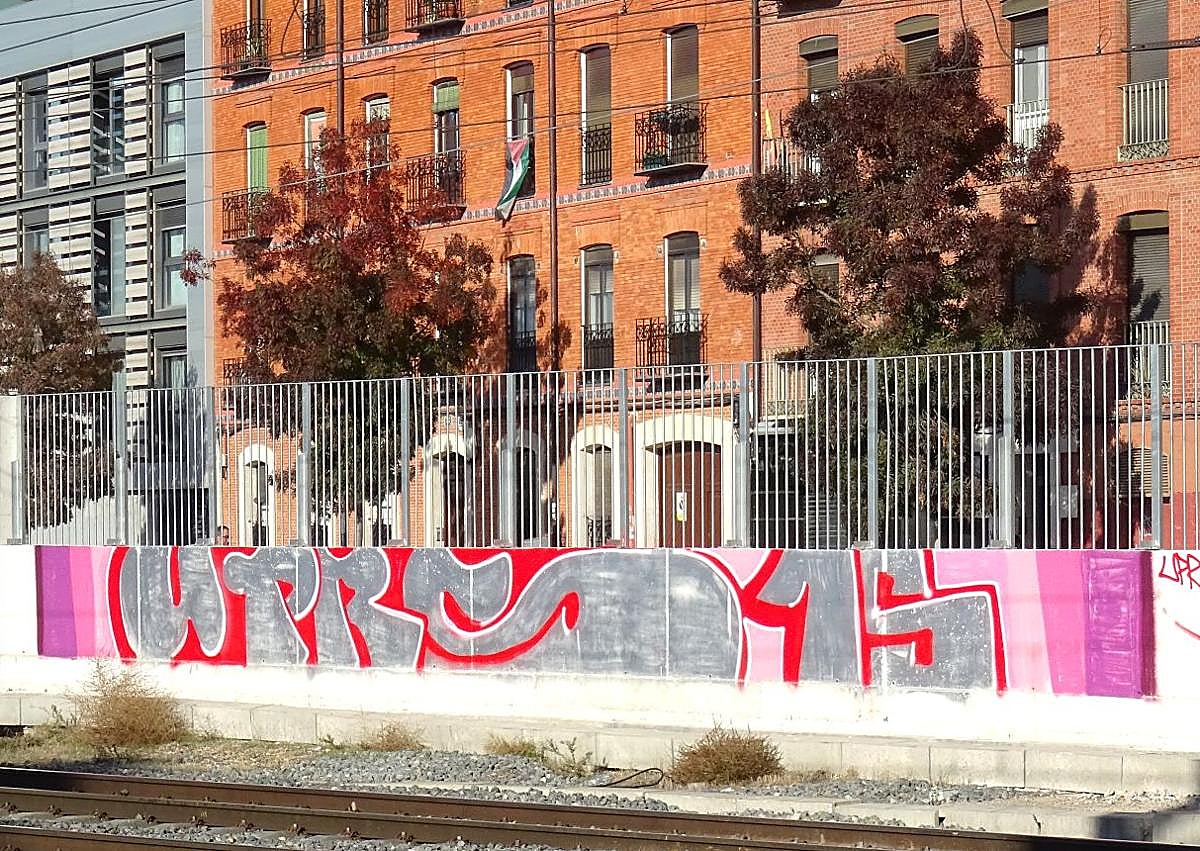 Imagen secundaria 1 - Pintadas de 'Üeya' y 'UPRS' en torno al paso peatonal que une Panaderos y Estación con la avenida de Segovia. 